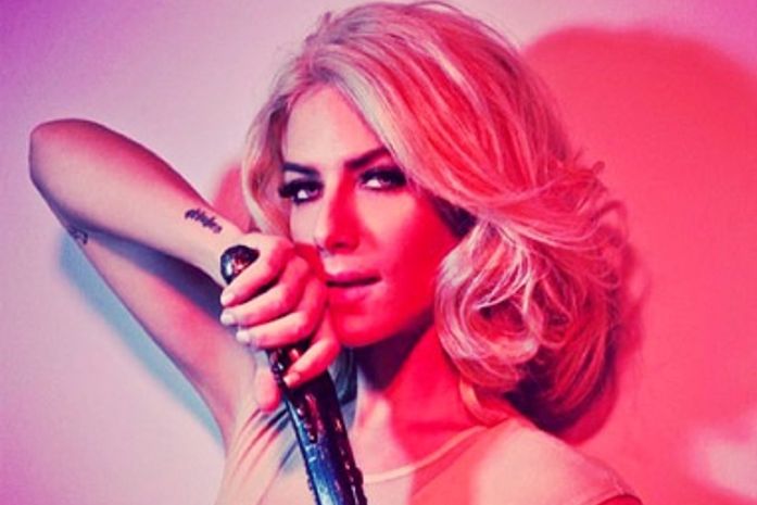 Giovanna Ewbank posa sensual e armada para campanha