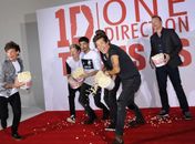 One Direction faz guerra de pipoca em lançamento de seu documentário