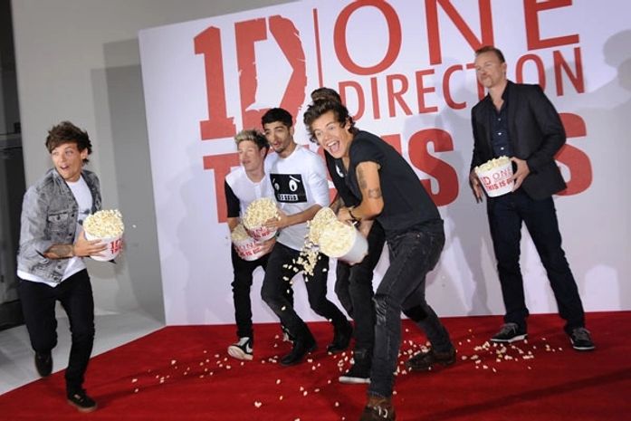 One Direction faz guerra de pipoca em lançamento de seu documentário