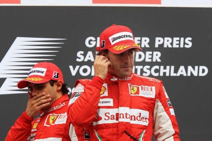 Chegada de Fernando Alonso (na frente) deu início a declínio de Massa (atrás)