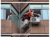 Bombeiro salva mulher que tentava se jogar de prédio na China