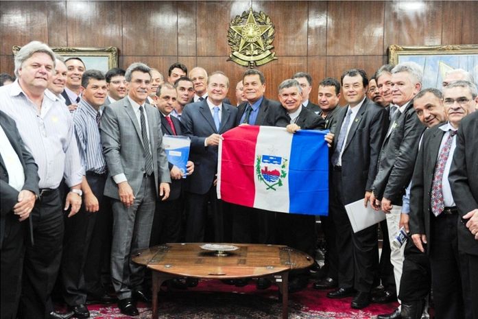 Renan diz a taxistas que acordo para garantir hereditariedade está próximo