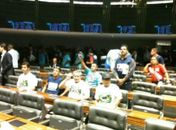 Manifestantes chegaram a sentar nas cadeiras reservadas aos parlamentares