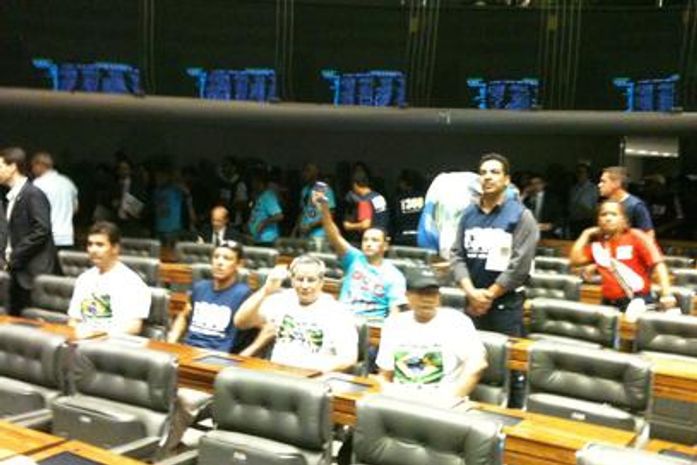 Manifestantes chegaram a sentar nas cadeiras reservadas aos parlamentares
