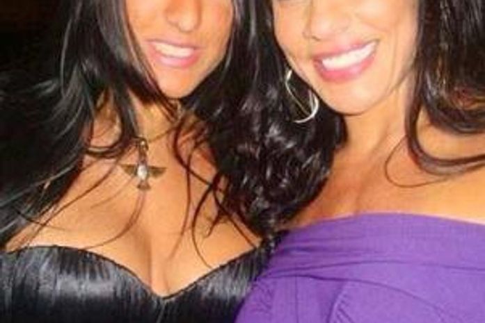 Tonny traiu Scheila Carvalho com Kamyla Simioni (esquerda)