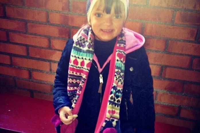 Ticiane Pinheiro mostra filha indo para escola: 'Amo absurdamente'