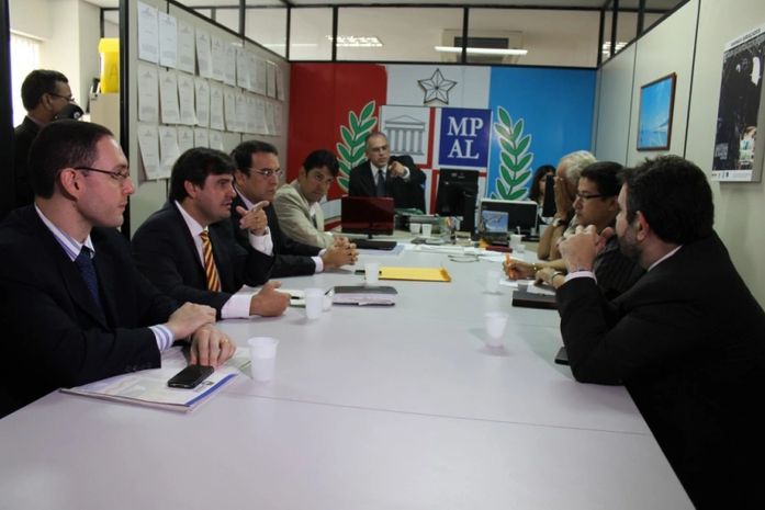 Promotor Alberto Fonseca se reúne com representantes da construtora
