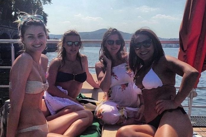 Isabelli Fontana posa de biquíni com amigas na Itália