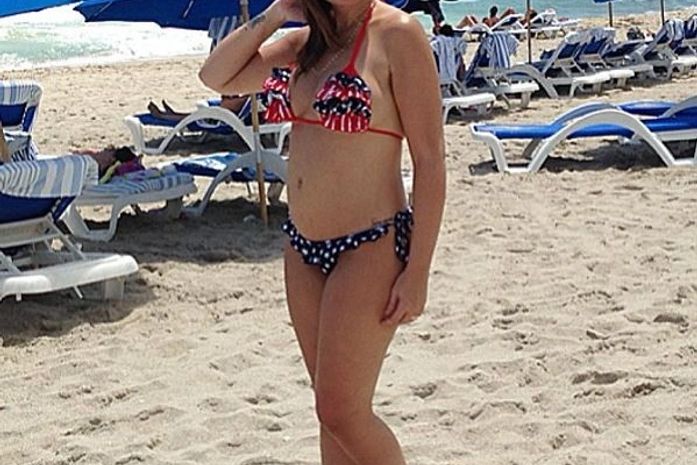 Solange Almeida mostra barriga de grávida em praia nos Estados Unidos