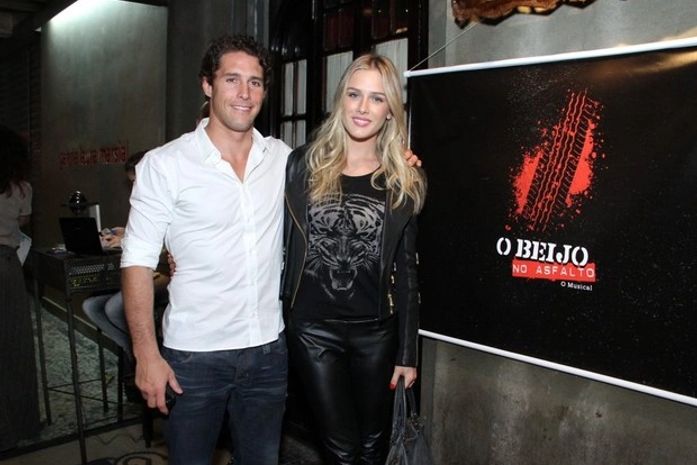Recém-casados, Fiorella Matheis e Flávio Canto vão a evento no Rio