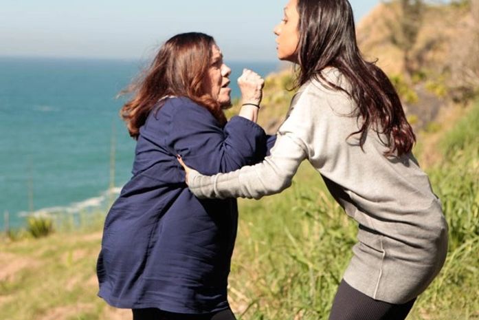 Cruel! Alejandra tenta matar Ciça e a empurra do alto de um penhasco