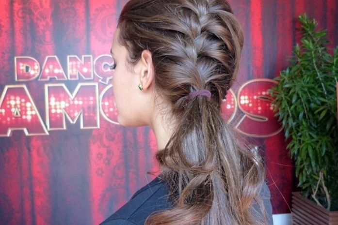 Bruna Marquezine inova na trança em ensaio do 'Dança': 'Acharam bafo'