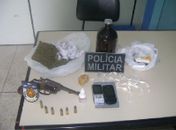 Arma, drogas e objetos apreendidos 