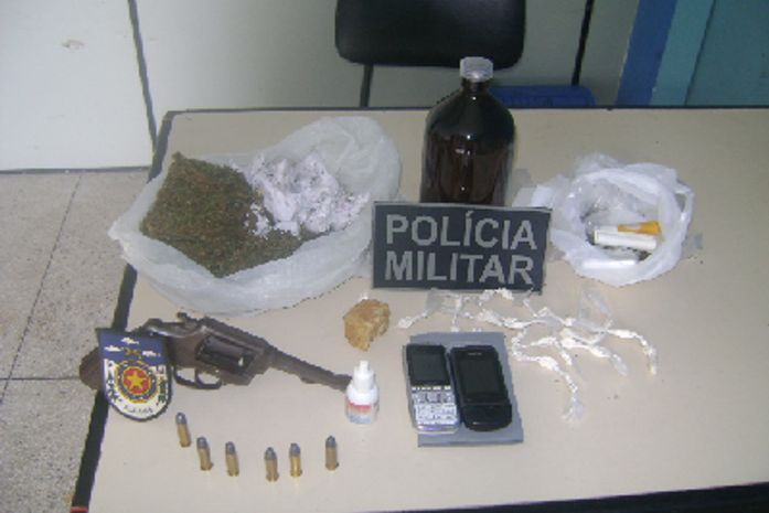 Arma, drogas e objetos apreendidos