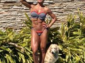 Gracyanne Barbosa posa de biquíni e exibe veias saltadas