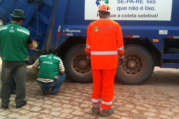 Slum realiza operação de fiscalização em veículos coletores no aterro sanitário