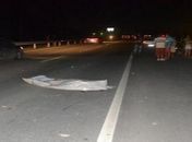 Colisão entre motocicleta e caminhonete deixa um jovem morto e outro gravemente ferido