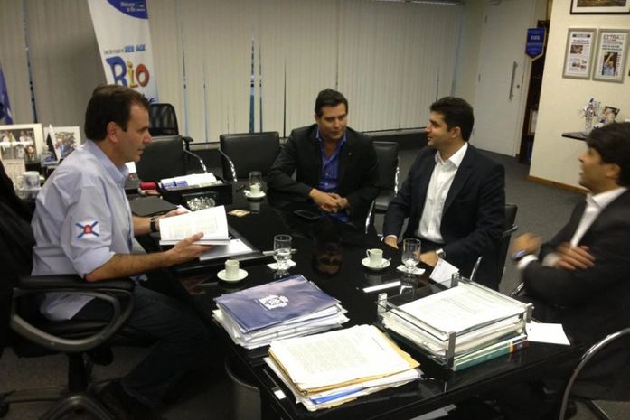 Eduardo Paes recebe prefeito Rui Palmeira e o deputado federal Mauricio Quintella em seu gabinete.