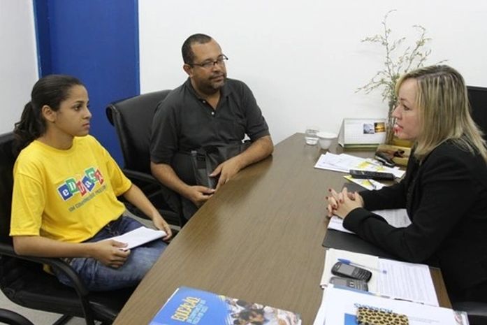 Aluna Maria Cibele com a secretária de Educação, Josicleide.