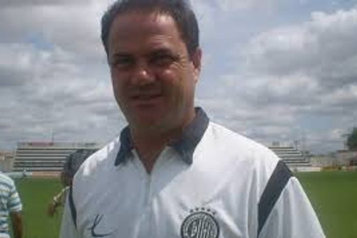 Treinador Vica com a camisa do ASA