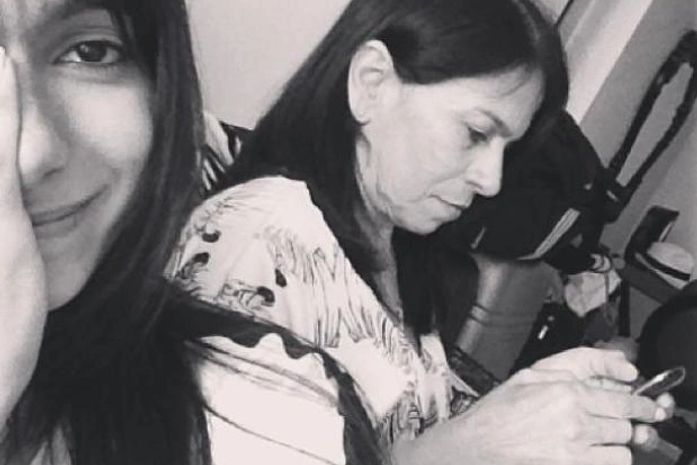 Anitta posa ao lado da mãe