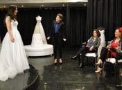Valdirene experimenta vestido, mas nota que peça está apertada