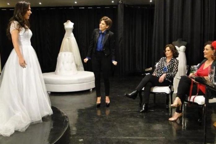 Valdirene experimenta vestido, mas nota que peça está apertada