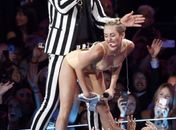 Miley Cyrus faz performance sexy no VMA e tira casquinha de Robin Thicke
