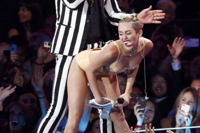 Miley Cyrus faz performance sexy no VMA e tira casquinha de Robin Thicke