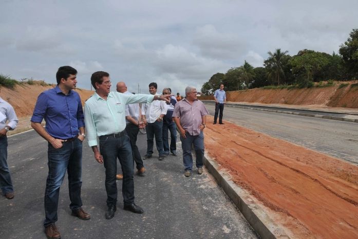 Prefeito visita obras da Avenida Josefa Mello