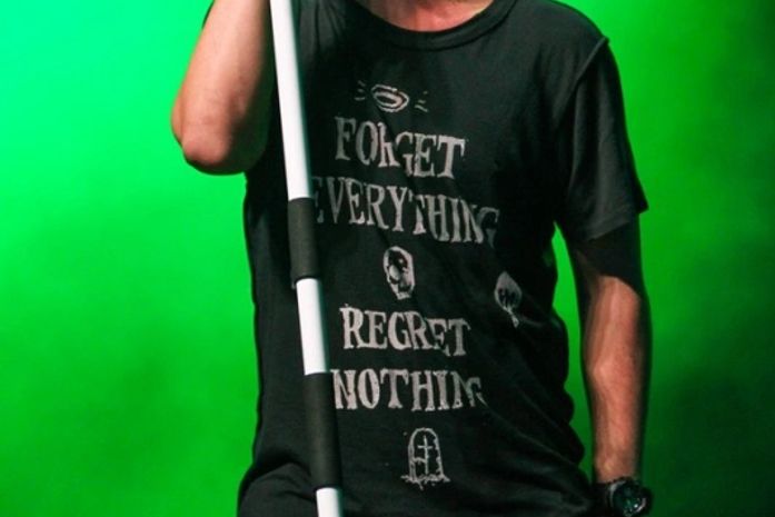 Di Ferrero usa camiseta com estampa sugestiva em show com NX Zero