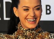Katy Perry usa acessório de mais de US$ 1 mil nos dentes no VMA, diz site