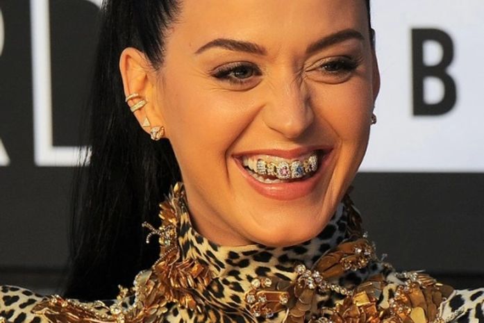 Katy Perry usa acessório de mais de US$ 1 mil nos dentes no VMA, diz site