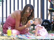 Gisele Bündchen curte piquenique em parquinho com os filhos 
