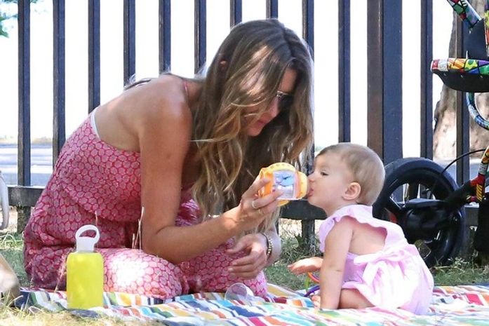 Gisele Bündchen curte piquenique em parquinho com os filhos