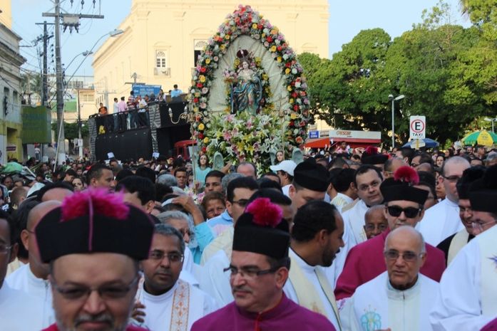 Fiéis lotam ruas do Centro para acompanhar procissão de Nossa Senhora dos Prazeres