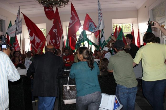 Sindicalistas "invadiram" a ALE durante protesto