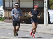 Ator de 'Amor à Vida' corre com a mulher em praia do Rio