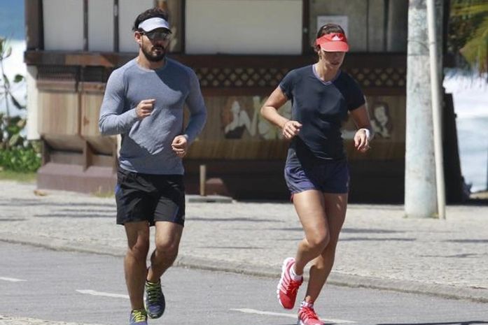 Ator de 'Amor à Vida' corre com a mulher em praia do Rio