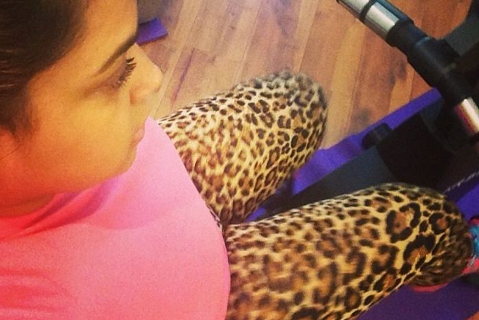 Preta Gil se exercita na bicicleta e diz: 'Foco, força'