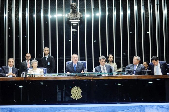 Sessão presidida por Renan teve a presença da ministra Cármem Lúcia