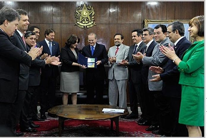 Renan recebe proposta orçamentária da ministra Miriam Belchior