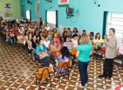 Judson na sala de aula conversando com professores e alunos palmeirenses