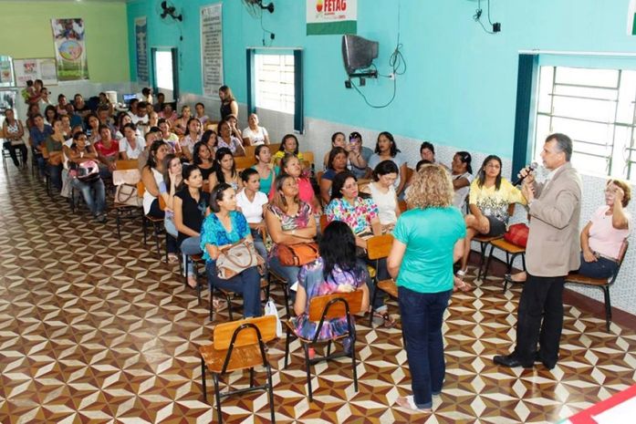 Judson na sala de aula conversando com professores e alunos palmeirenses