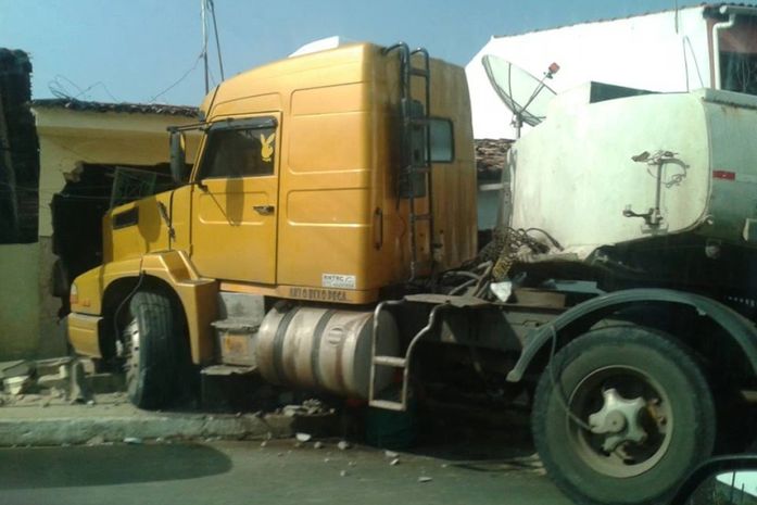 Caminhão destruiu parte de residência no bairro do Ouro Preto