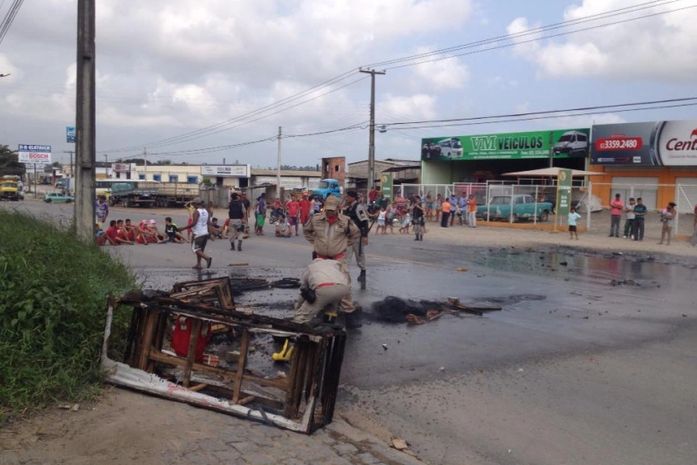 Moradores atearam fogo em pneus