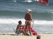 Após perder 38kg, Solange Couto vai à praia com marido e usa fio-dental