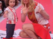 Mãe e filhas fashions! Letícia Spiller desfila com a filha em evento paulista