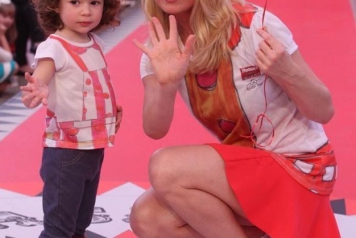 Mãe e filhas fashions! Letícia Spiller desfila com a filha em evento paulista