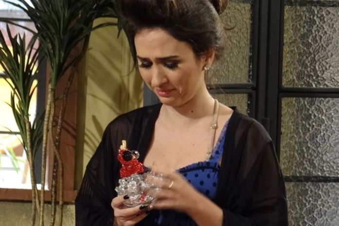 Valdirene fica toda derretida ao receber palhacinho de presente de Carlito